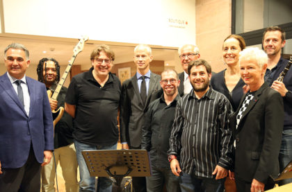 Les musiciens de Sirocco Jazz de L'Évasion posent avec le ministre de la Culture Franck Riester